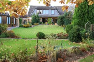 a house with a large lawn in the front yard at Ferienwohnung Katzan in Ebstorf