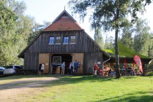 a group of people standing outside of a barn at Ferienwohnung Katzan in Ebstorf +8 photos