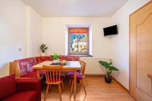 a living room with a table and a couch at Ferienwohnung Jonagold Schnalserhof in Laces