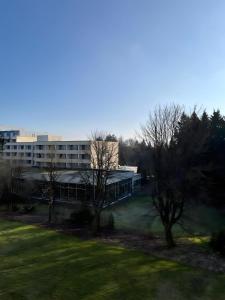 a building in front of a park with trees at Ferienwohnung deluxe in Goslar