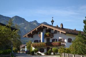 a building with flowers on the side of it at Beim Kreuzfelder Zwiesel in Inzell