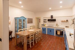 a kitchen with a table and chairs in a room at Umbriance Villa con piscina privata in Stroncone