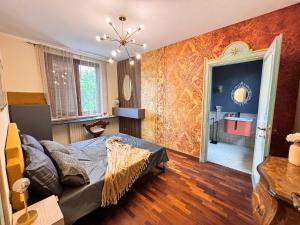 a bedroom with a large bed and a bathroom at Umbriance Villa con piscina privata in Stroncone +37 photos
