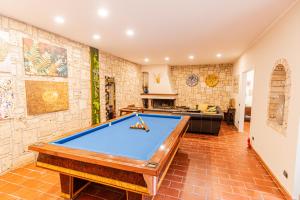a pool table in the middle of a room at Umbriance Villa con piscina privata in Stroncone
