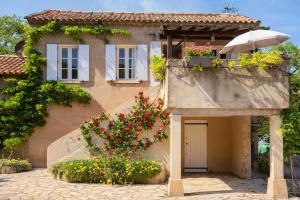a house with flowers in front of it at Studio Le Val de Pons Ramatuelle in Ramatuelle
