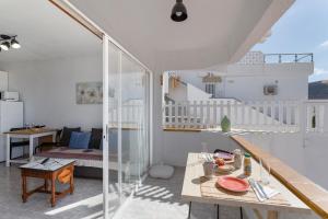 a room with a table and a living room at vv Luca vista mar in Puerto Rico de Gran Canaria