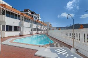 a swimming pool on the side of a building at vv Luca vista mar in Puerto Rico de Gran Canaria