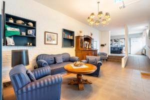 a living room with couches and a table at Landhaus Ostseeblick Fewo 5 - in Kronsgaard