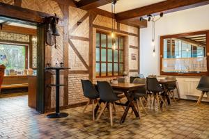 a dining room with a table and chairs at Landhaus Ostseeblick Fewo 5 - in Kronsgaard
