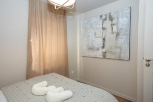 a bedroom with two towels on a bed with a painting at Gite La Maison Du Soyeux Ga in Les Abrets en Dauphine
