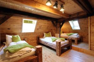 a bedroom with two beds in a log cabin at Ferienhütte Biobetrieb Lippenhof in Bruckbach