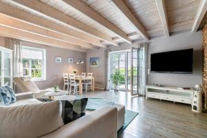 a living room with a couch and a flat screen tv at Ferienwohnung Hof Krakebüll in Humptrup