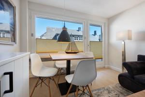 a kitchen and dining room with a table and chairs at Wohnung Früger in Westerland