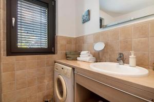 a bathroom with a sink and a washing machine at Il nido del lago in Carriola +16 photos