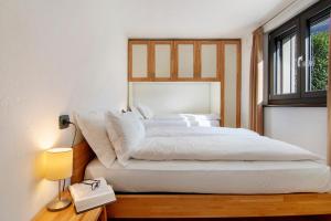 a bedroom with two white beds and a window at Il nido del lago in Carriola
