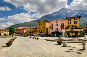 a street in a town with mountains in the background at Il nido del lago in Carriola