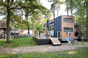 a tiny house sitting on top of a yard at Tiny House Nr 5 in Schwielowsee