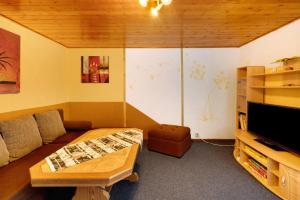 a living room with a couch and a table at Bungalow 10 - Finnhütte in Niesky