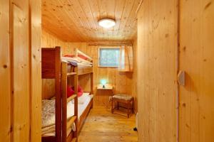 a room with bunk beds in a wooden cabin at Bungalow 10 - Finnhütte in Niesky