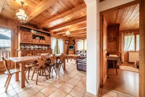 a dining room with a table and chairs at Chalet 3 Etoiles - Le pèlouêt in Morzine