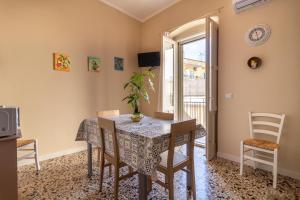 a dining room with a table and chairs at Dormiamoci Sù in Mottola