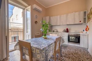 a kitchen with a table with a plant on it at Dormiamoci Sù in Mottola