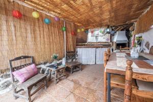 a room with two chairs and a table with balloons at Casa Amparo in Icod de los Vinos