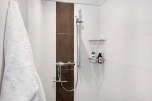 a bathroom with a shower with a shower curtain at Ferienhaus Thomas in Colnrade +28 photos