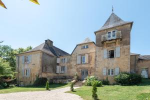 an old stone house with a tower at Château des Salettes in Anoye