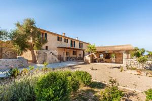 an exterior view of a house with a yard at Cases d’Alcudiarrom in Vilafranca de Bonany