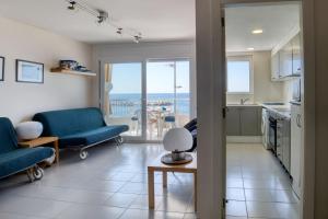 a kitchen and living room with a view of the ocean at Apartamento en 1 línea mar in Sant Antoni de Calonge