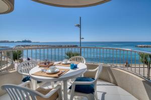 a table on a balcony with a view of the ocean at Apartamento en 1 línea mar in Sant Antoni de Calonge