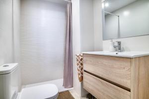 a bathroom with a sink and a toilet at Apartamento en 1 línea mar in Sant Antoni de Calonge +16 photos