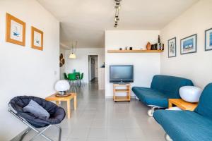a living room with a couch and a tv at Apartamento en 1 línea mar in Sant Antoni de Calonge