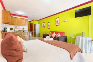 a bedroom with a large bed and a kitchen at Arcoiris Al Mar Playa San Marcos in San Marcos