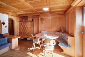a dining room with a table and chairs at Ciasa Giorgina a Pozza di Fassa in Pozza di Fassa