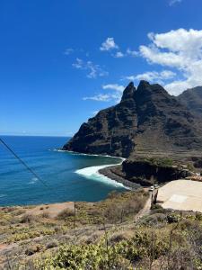 a view of the ocean and a mountain at Casa ino in Punta del Hidalgo