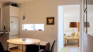 a small room with a table and a bedroom at Ferienwohnung Jung und Lind in Bretten +15 photos