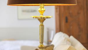 a gold lamp sitting on top of a couch at Ferienwohnung Jung und Lind in Bretten
