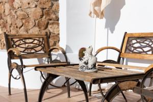 a figurine of a cat sitting on a table at Apartamento Timón in Mijas