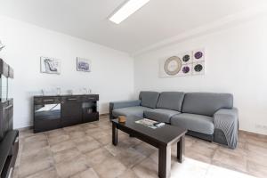 a living room with a couch and a coffee table at Apartamento Timón in Mijas