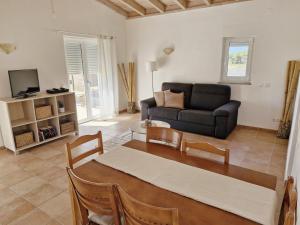 a living room with a table and a couch at Paraiso da Serva - Flor do Rosto 2 in Odemira
