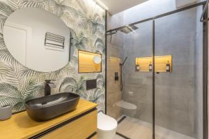 a bathroom with a black sink and a mirror at Casa con terraza cerca del mar in Telde +19 photos