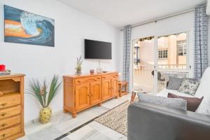 a living room with a tv and a couch at Ferienwohnung Peñoncillo in Torrox