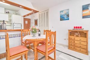 a kitchen and dining room with a table and chairs at Ferienwohnung Peñoncillo in Torrox