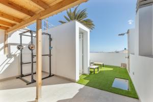 a house with a gym on the roof at Casa con terraza cerca del mar in Telde