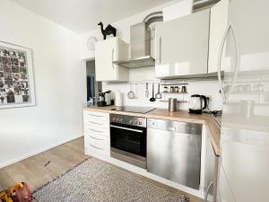 a kitchen with white cabinets and a stainless steel oven at Ferienwohnung am Olantis in Oldenburg