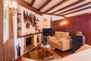 a living room with a couch and a fireplace at Estudio La Barquera in San Vicente de la Barquera