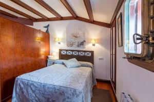 a small bedroom with a bed in a room at Estudio La Barquera in San Vicente de la Barquera