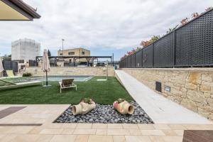a garden with two pairs of shoes on the grass at Passioncasa in Torri del Benaco